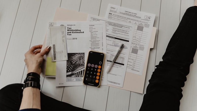 1인 가구 자산 관리 - 노트북과 가계부가 놓인 책상 - 출처: Unsplash
