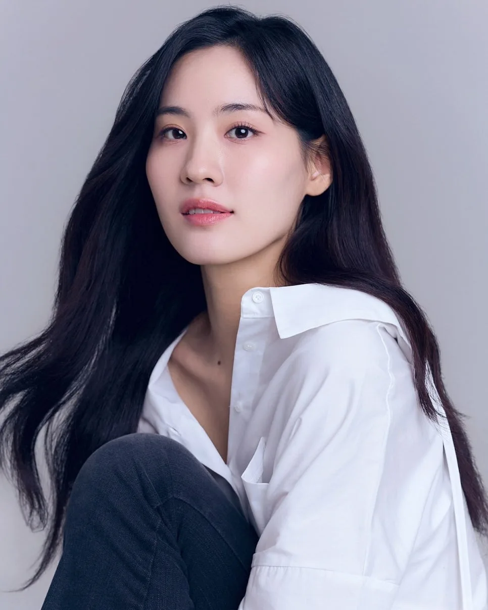 김유경 패션 분석 2026: 미니멀 화보부터 봄 홈웨어까지 스타일 가이드