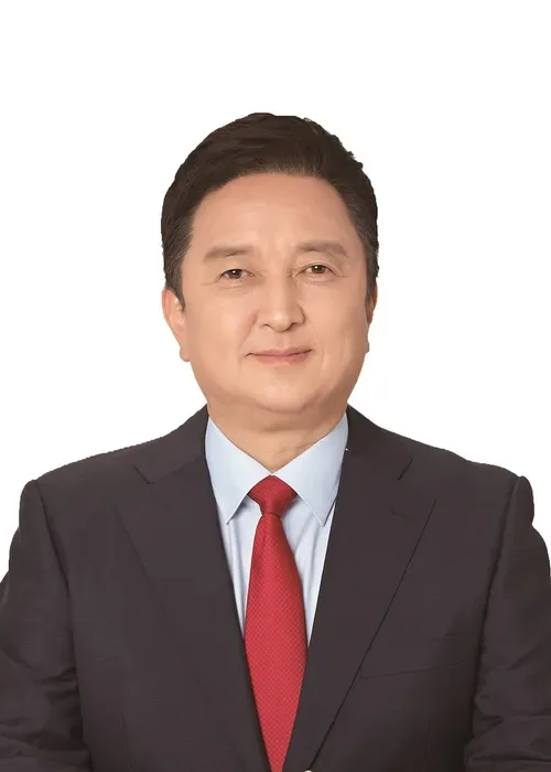 김영환 사주 분석: 2026년 '불굴의 화산' 운세와 기사회생 비결