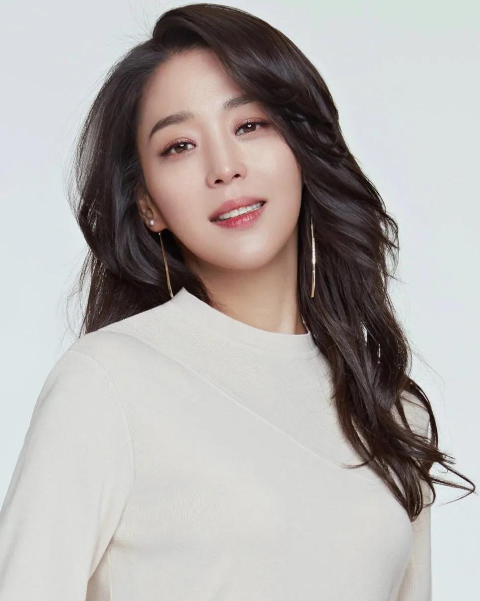 한고은 사주·관상·MBTI 분석 2026: 보랏빛 난초의 우아한 카리스마