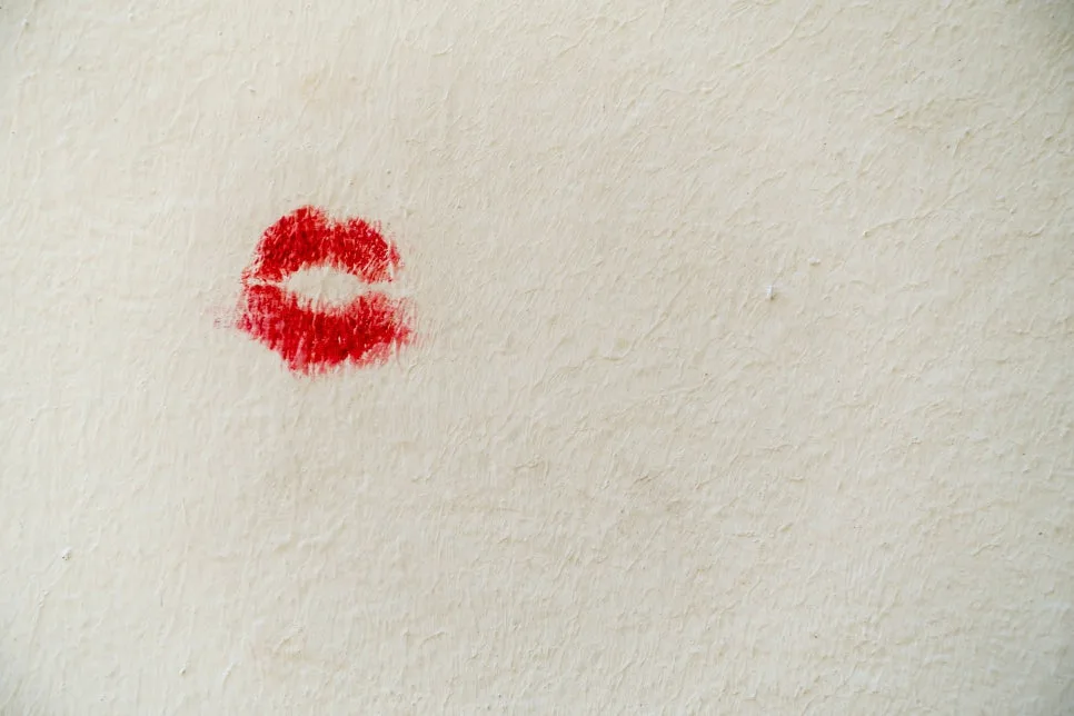 영어 아부 표현 'kiss up to' 완벽 마스터 2026