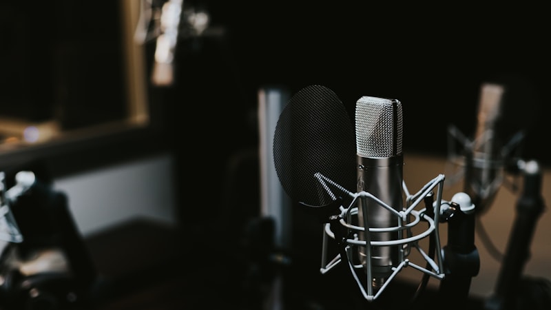 영어 듣기 공부를 하는 학생 - 이어폰을 끼고 영어 테스트를 보는 모습 - 출처: Unsplash