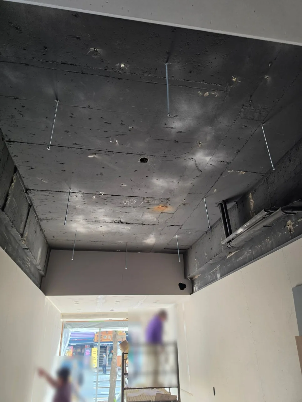 Korean Cafe AC Installation 2026: Exposed Ceilings & Angle Use