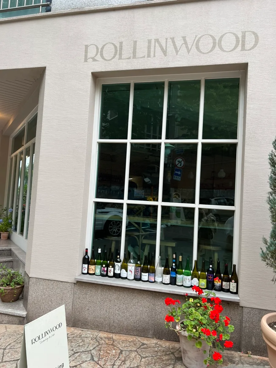 Rollwood Cafe Apgujeong: Best Vibe Cafe in Seoul 2026 3