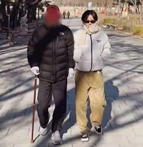 이효리 부친상, 아버지와의 거리감 고백 재조명 2026