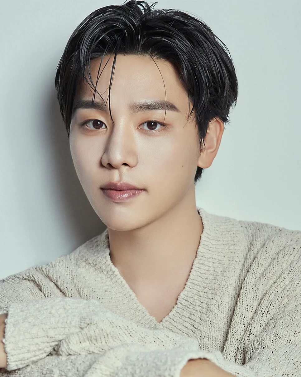 김우석 사주 MBTI 관상 2026년 운세 분석: 태양 품은 태산의 반전 매력