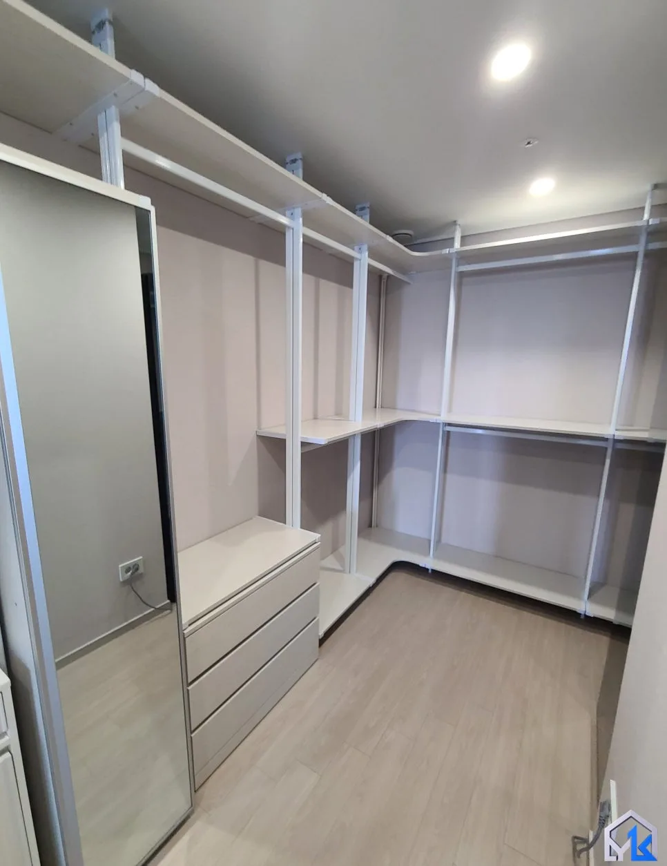 Korean Minimalist Wardrobe 2026: YK Hanger Guide & Checklist