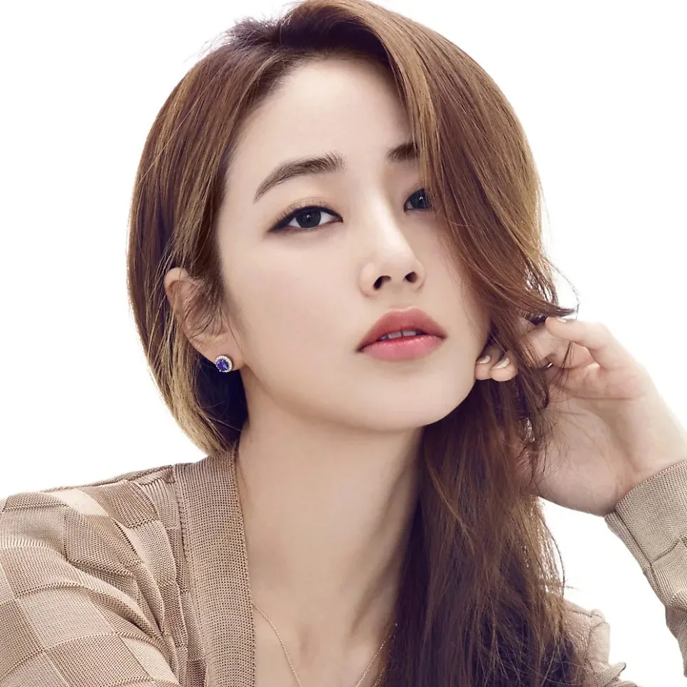김효진 사주·MBTI·관상 분석 2026: 거목의 예술혼 폭발 전망