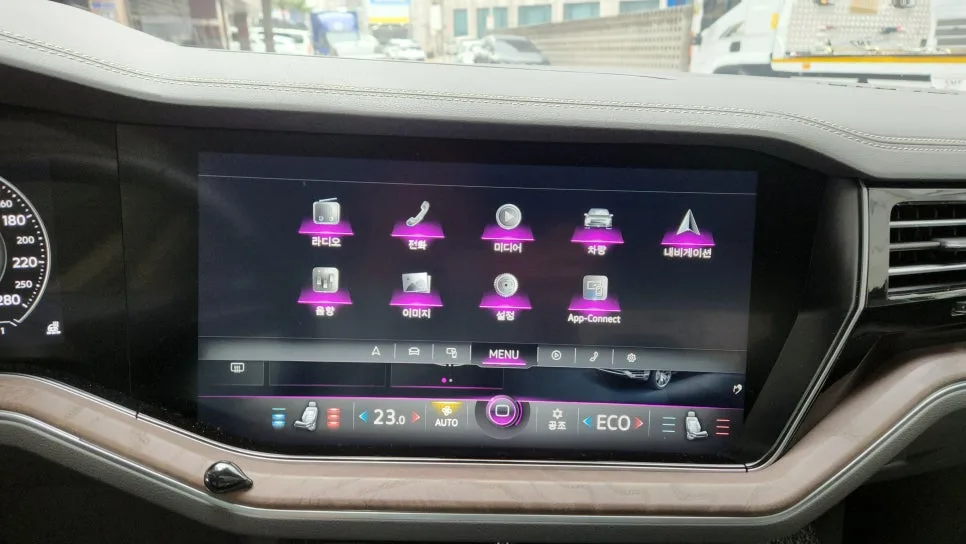 폭스바겐 투아렉 2026년형, 순정 모니터 풀스크린 카플레이 활용법