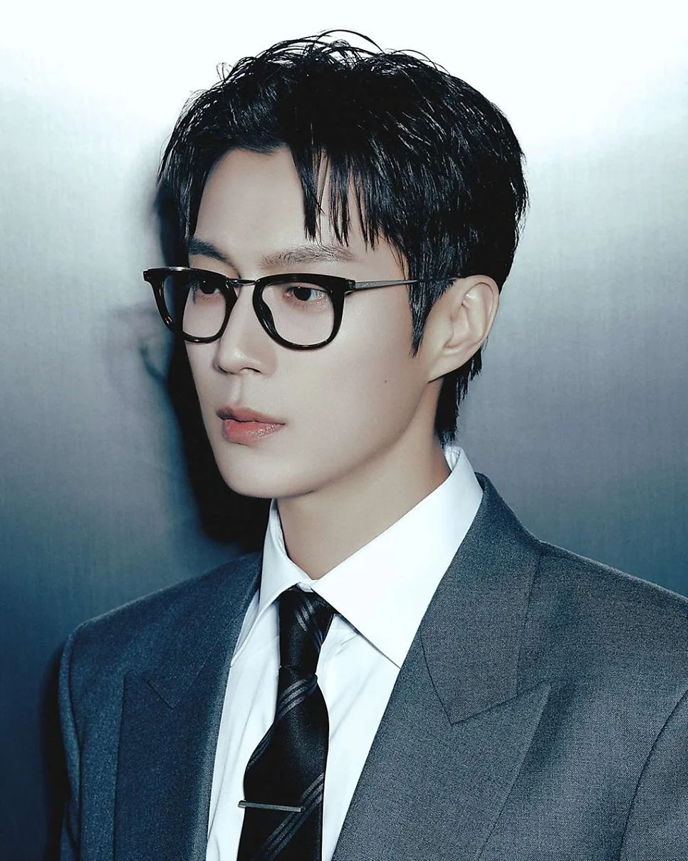 윤두준 사주·관상 분석 2026: 책임감 넘치는 리더의 운명은?