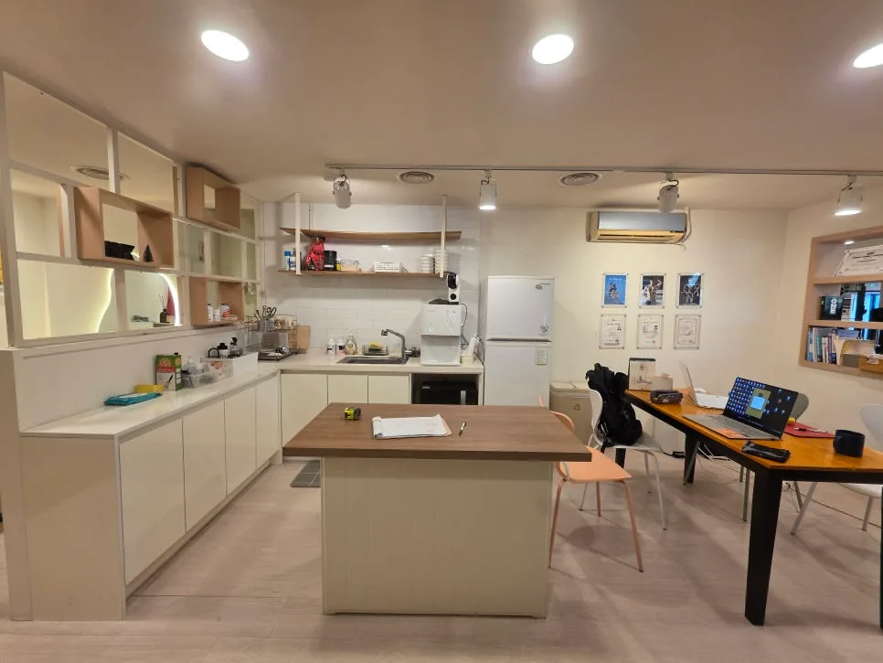 Korean Gym Interior Design 2026: Wood Tones & Smart Layouts