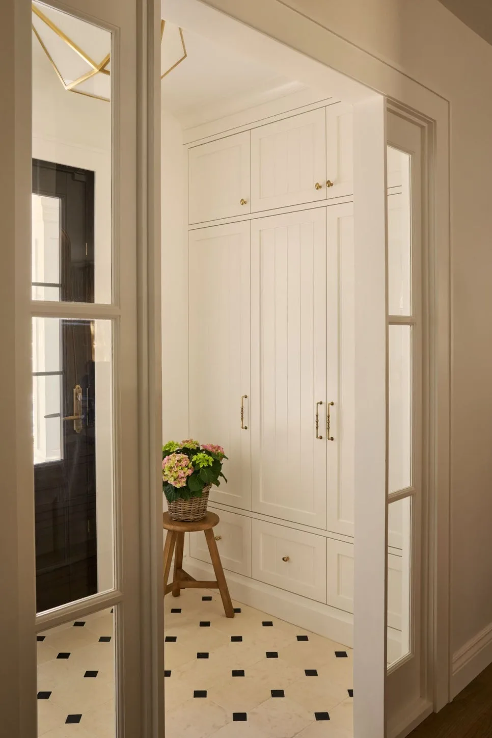French Entryway Decor 2026: Chic Apartment Style Guide
