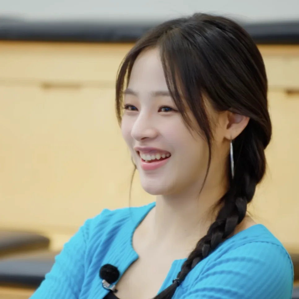 K-Pop Idols' English Secrets: 5 Stars Who Mastered English Without Studying Abroad (2026)